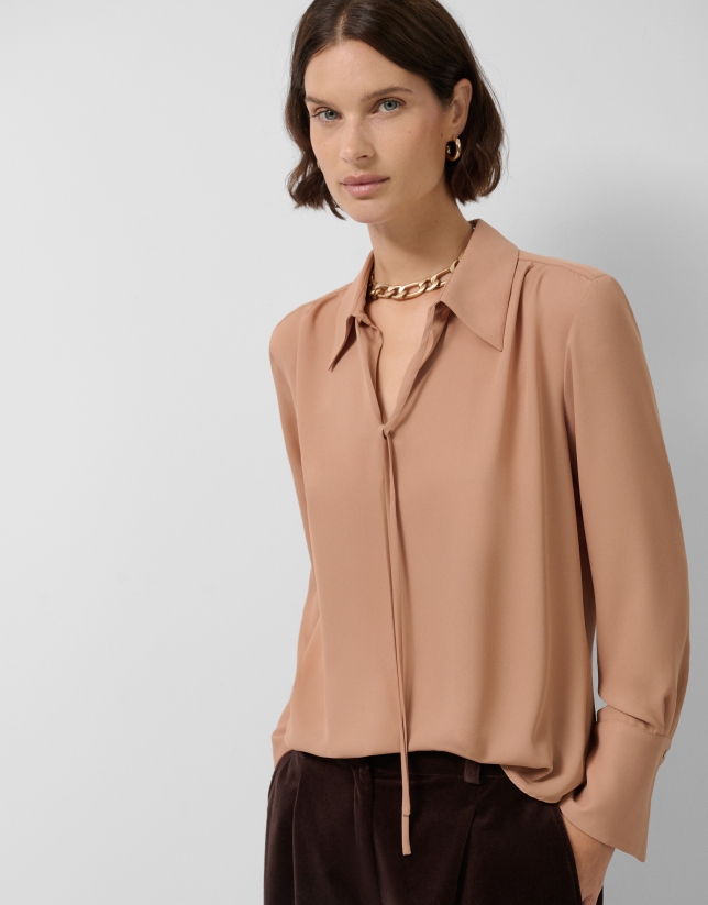 Blusa en crepé cámel con puños oversize