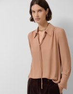 Blusa en crepé cámel con puños oversize