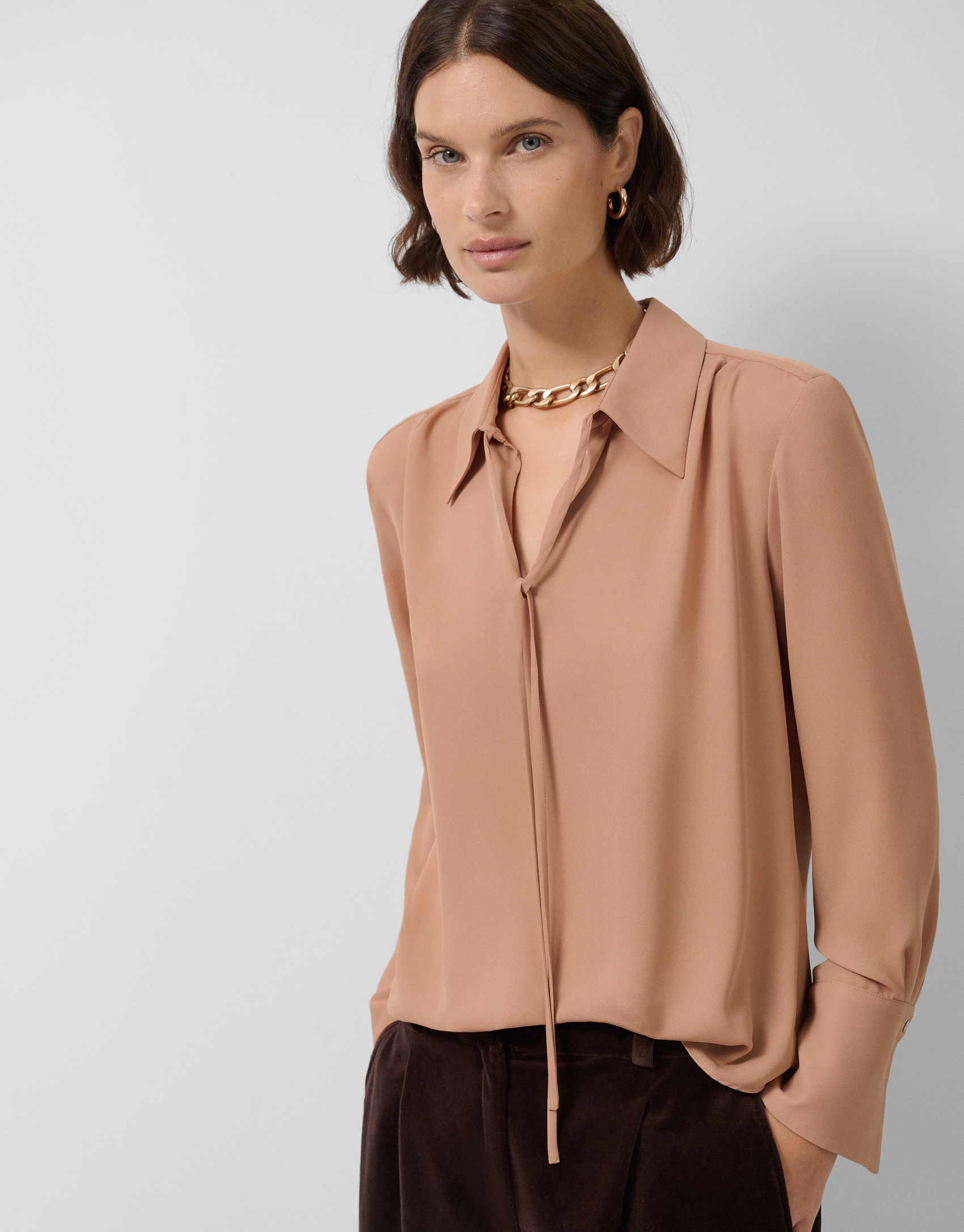 Blusa en crep&eacute; c&aacute;mel con pu&ntilde;os oversize