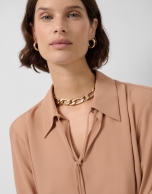Blusa en crepé cámel con puños oversize