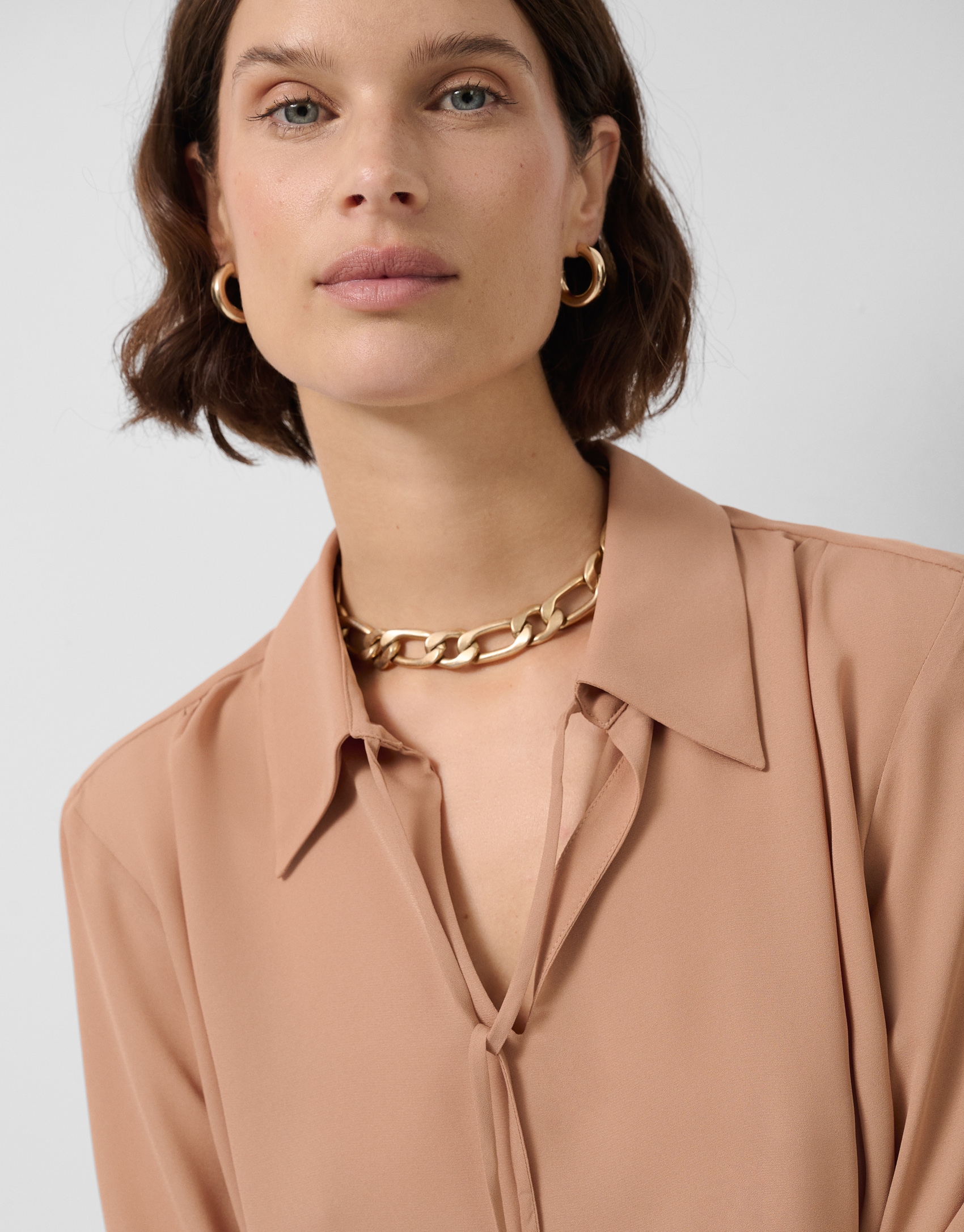 Blusa en crepé cámel con puños oversize