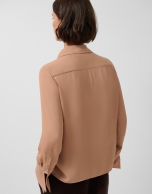 Blusa en crepé cámel con puños oversize