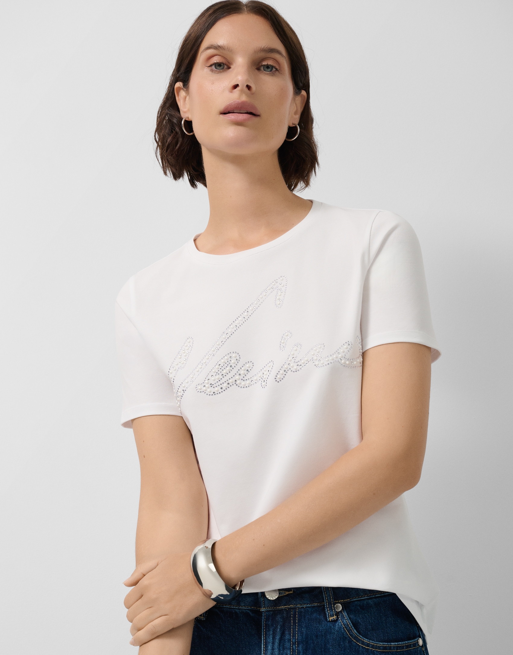 White short-sleeved T-shirt with Verino lettering