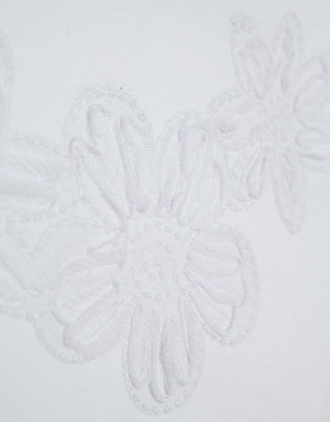 White long-sleeved T-shirt with embroidery