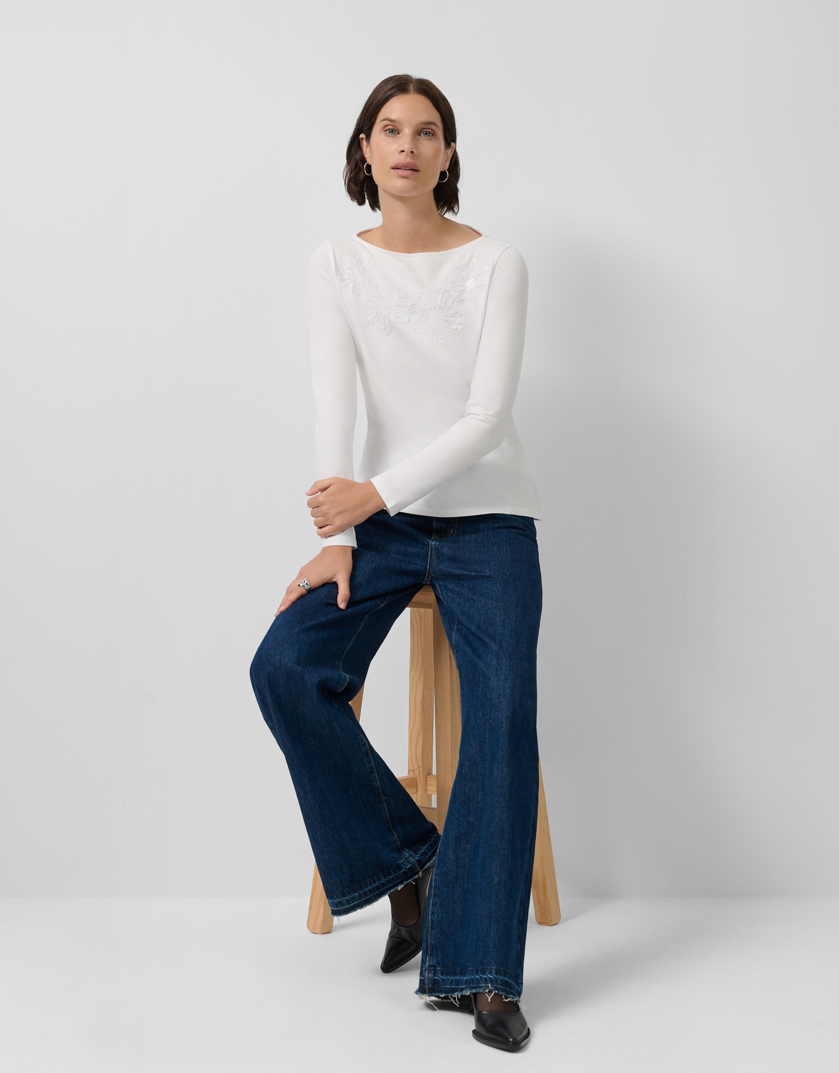 White long-sleeved T-shirt with embroidery