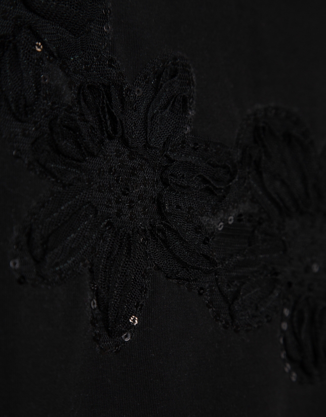 Black long-sleeved T-shirt with embroidery