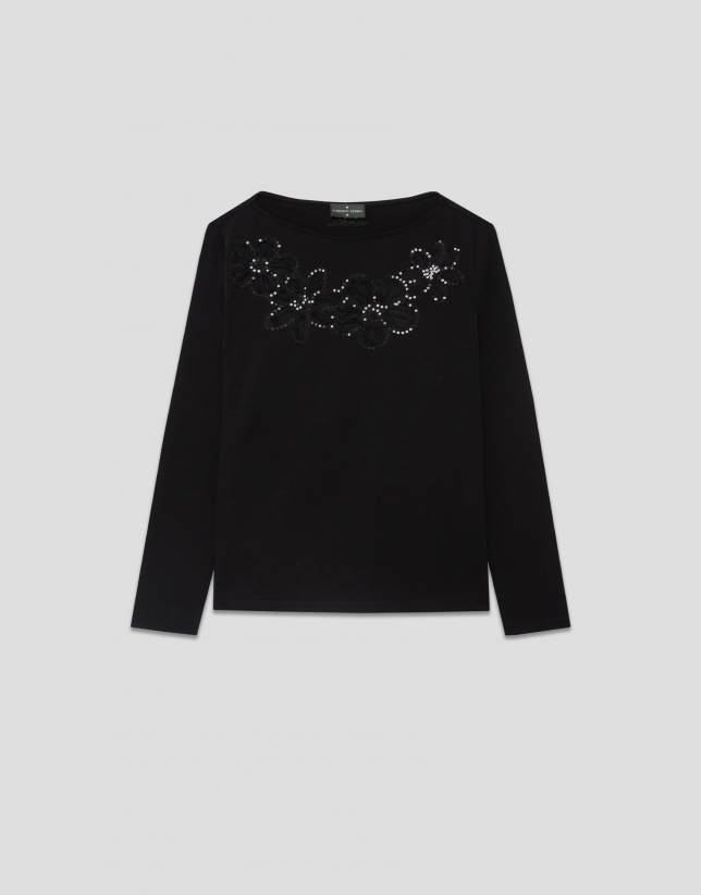 Black long-sleeved T-shirt with embroidery