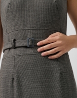 Sleeveless dress with gray micro-pattern belt