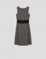 Vestido recto trama negro y crudo con encaje en cintura