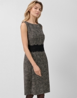 Vestido recto trama negro y crudo con encaje en cintura