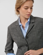 Chaqueta corta solapas punté gris