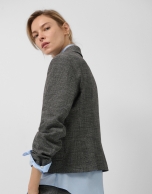 Chaqueta corta solapas punté gris