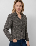 Chaqueta corta solapas trama negra y crudo