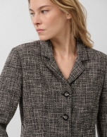 Chaqueta corta solapas trama negra y crudo