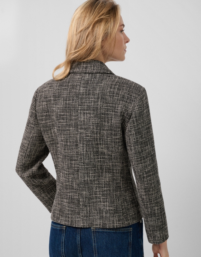 Chaqueta corta solapas trama negra y crudo