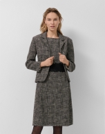 Chaqueta corta solapas trama negra y crudo