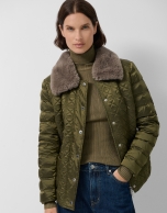 Short green quilted down jacket with fur collar