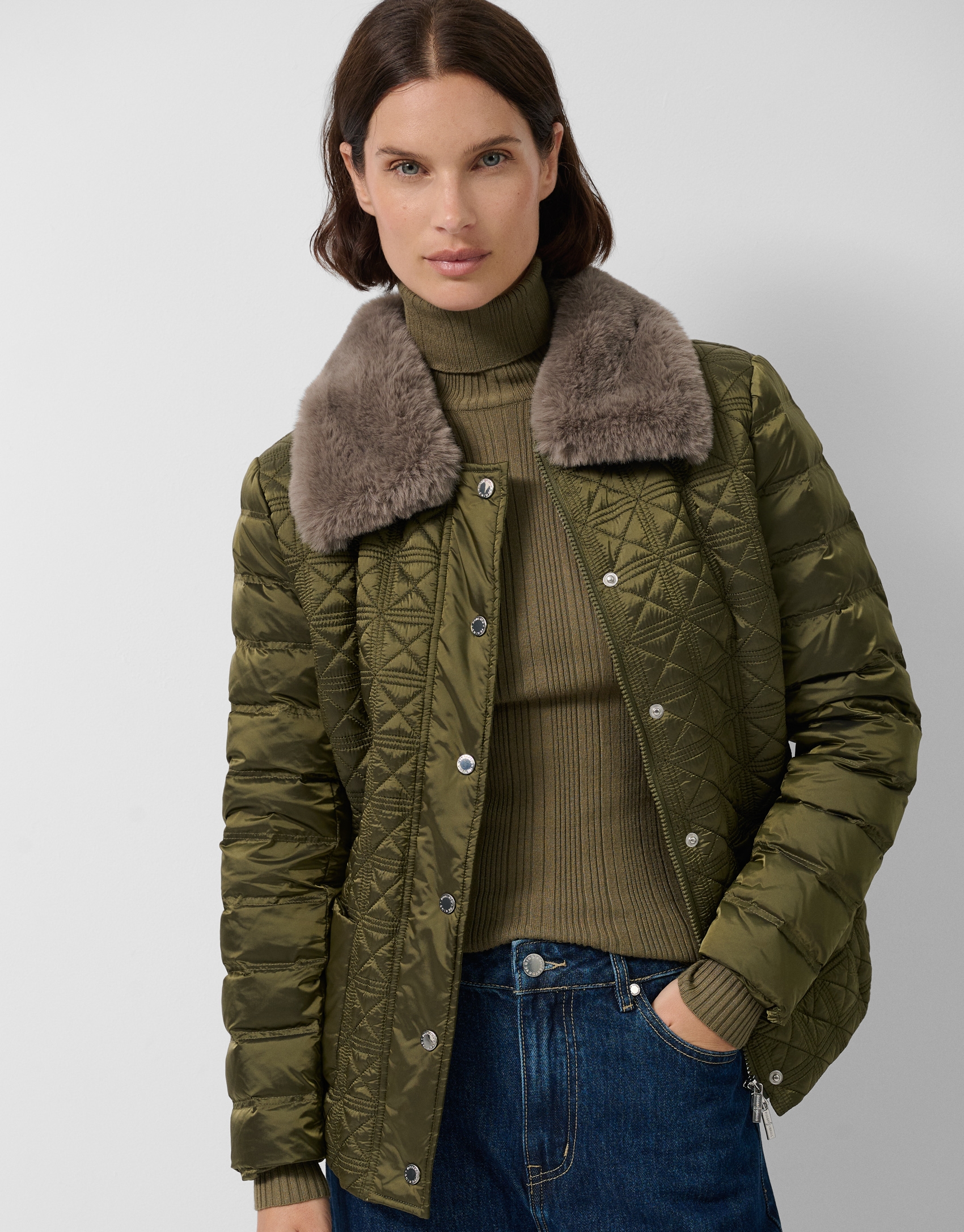 Short green quilted down jacket with fur collar