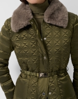 Short green quilted down jacket with fur collar