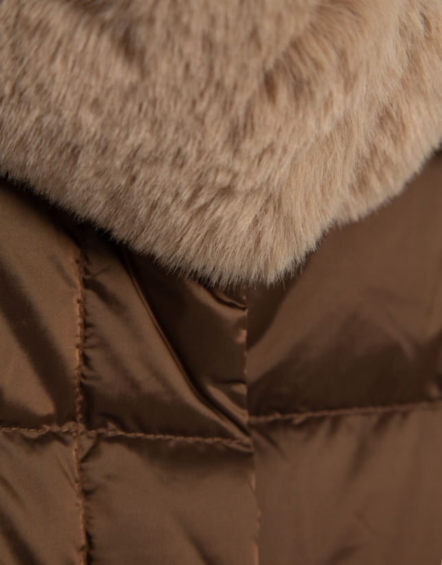 Short quilted down jacket with taupe fur collar