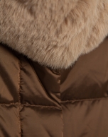 Short quilted down jacket with taupe fur collar