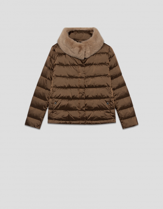 Short quilted down jacket with taupe fur collar