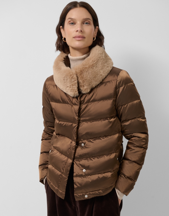 Short quilted down jacket with taupe fur collar