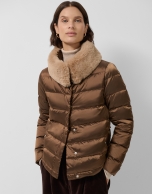 Short quilted down jacket with taupe fur collar