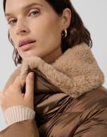 Short quilted down jacket with taupe fur collar