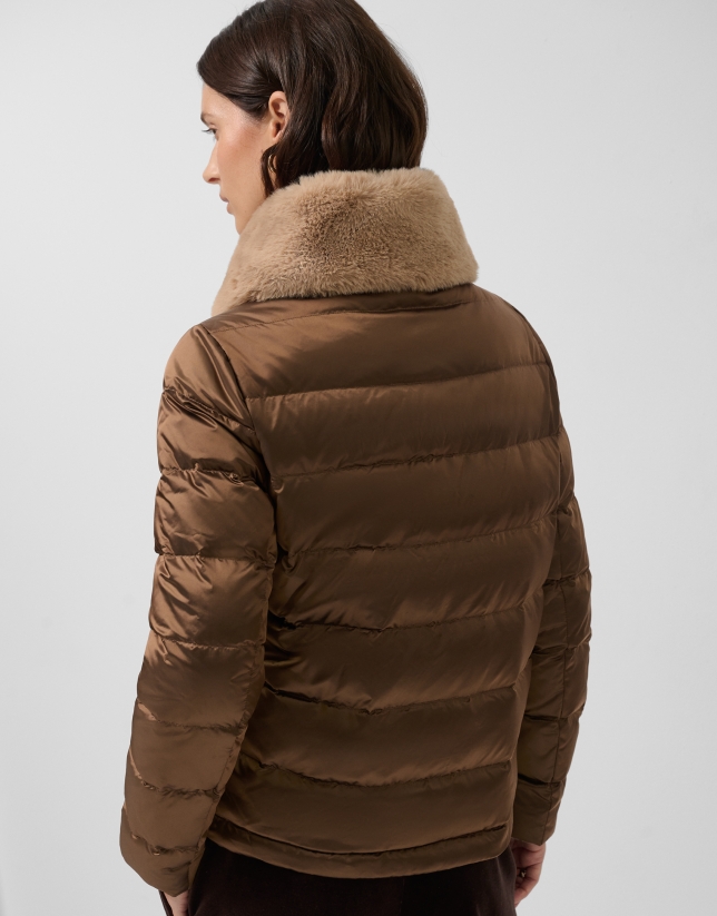 Short quilted down jacket with taupe fur collar