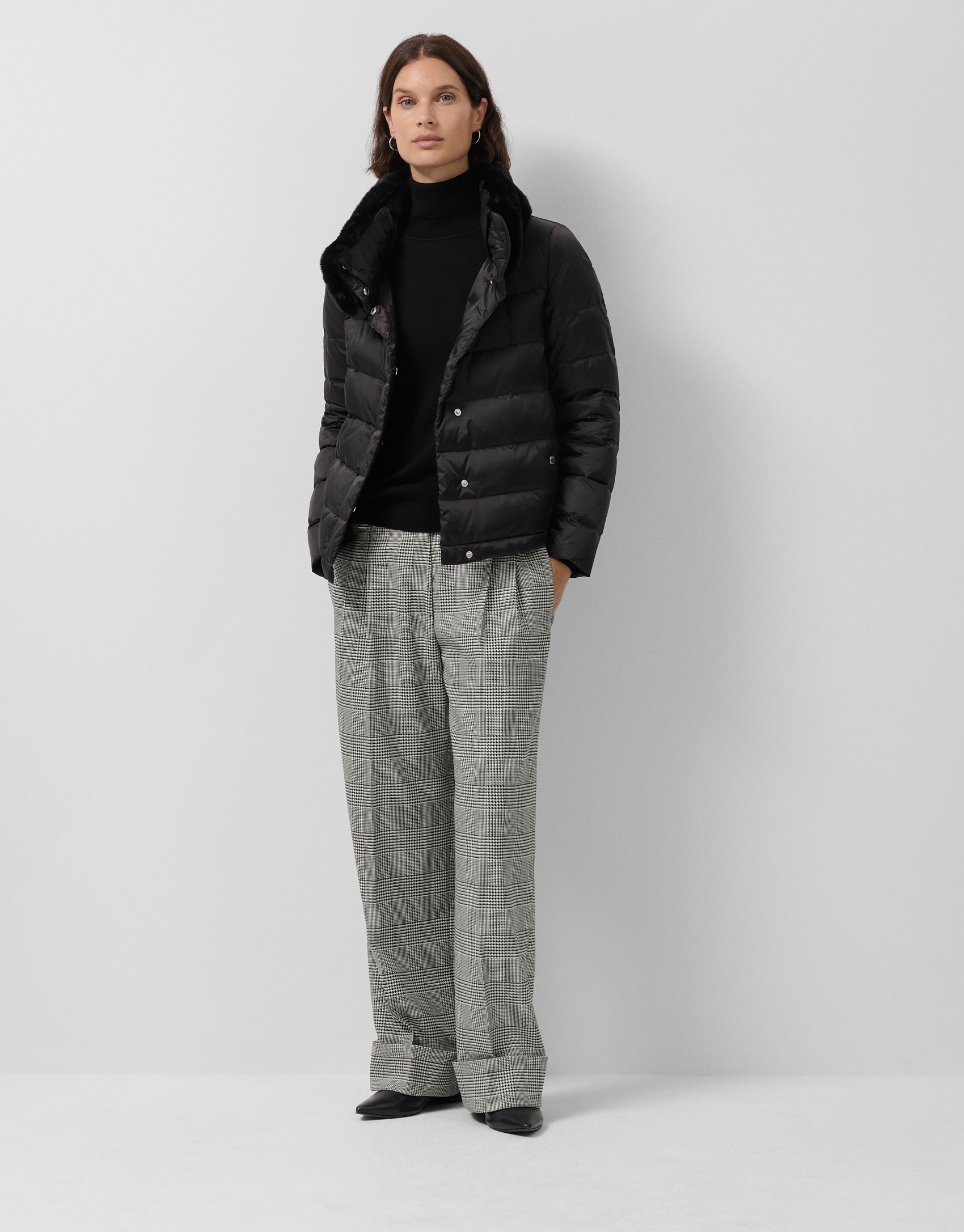 Short black quilted down jacket with fur collar