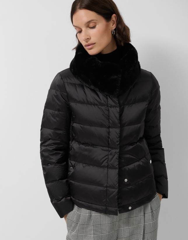 Short black quilted down jacket with fur collar