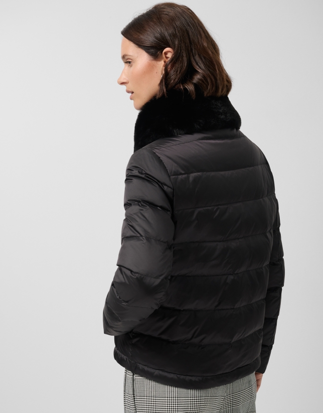 Short black quilted down jacket with fur collar