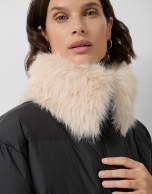 Chaquetón de plumas negro con cuello de pelo