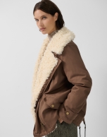 Chaquetón algodón marrón con interior acolchado