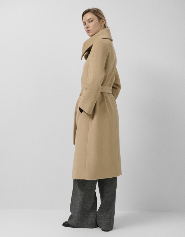 Camel wool long coat with wrap-around collar | Roberto Verino