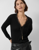 Chaqueta punto fino escote pico y encaje