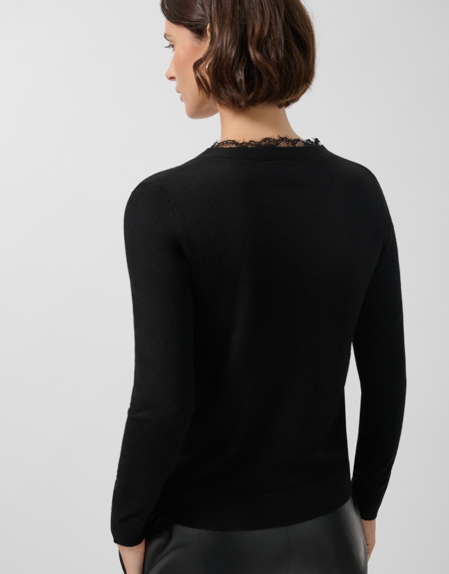 Chaqueta punto fino escote pico y encaje