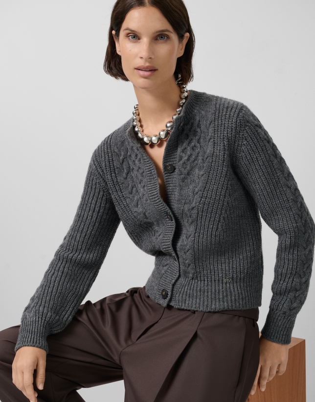 Chaqueta punto grueso tricotado gris