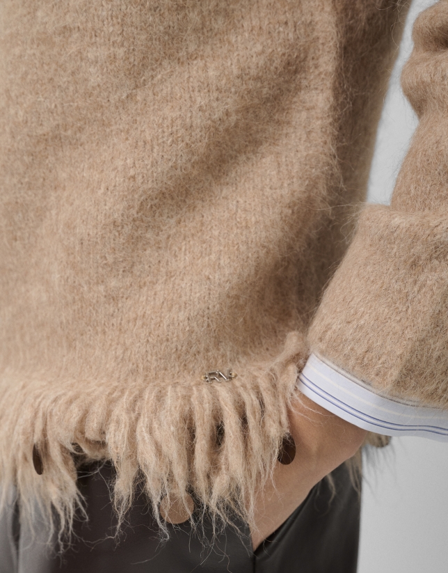 Jersey oversize beige con flecos