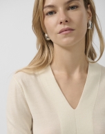 Jersey escote pico lana galga fina crudo
