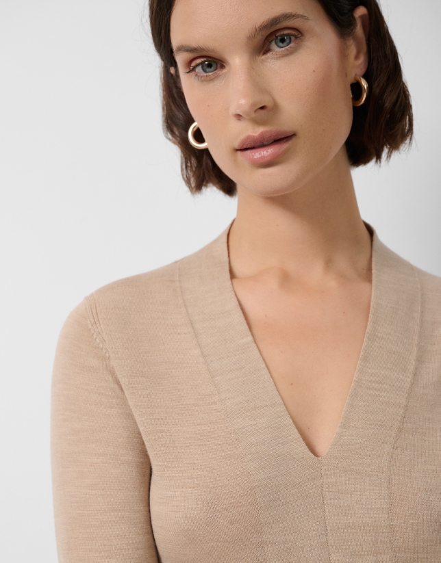 Jersey escote pico lana galga fina beige