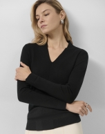Jersey escote pico lana galga fina negro