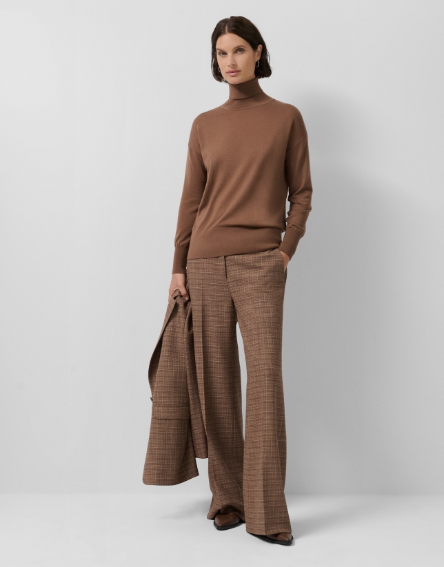 Camel wool turtleneck sweater in fine knit