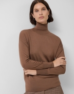 Jersey cuello cisne en punto fino de lana cámel