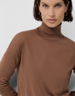 Jersey cuello cisne en punto fino de lana cámel