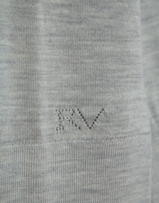 Jersey cuello cisne en punto fino de lana gris