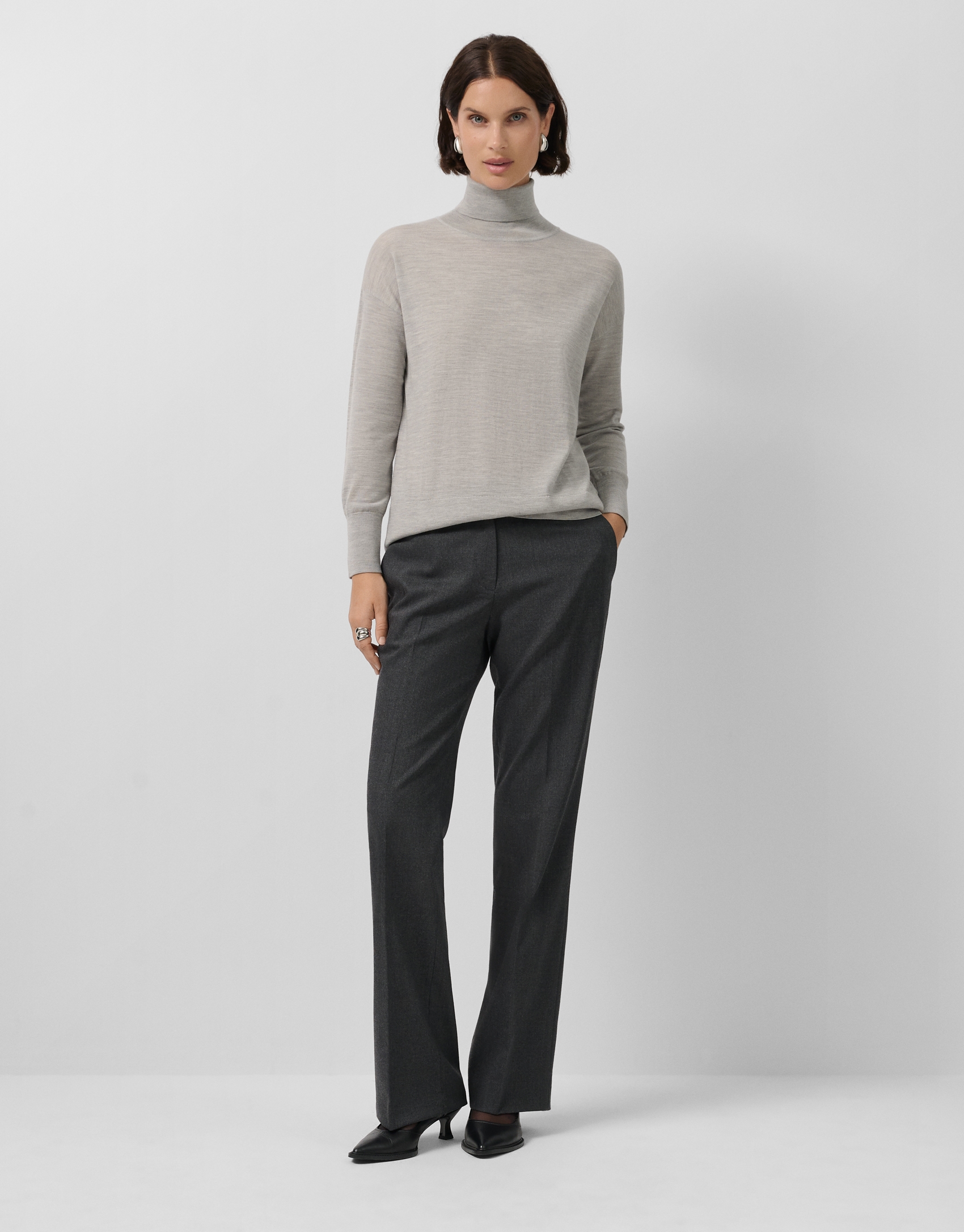 Jersey cuello cisne en punto fino de lana gris