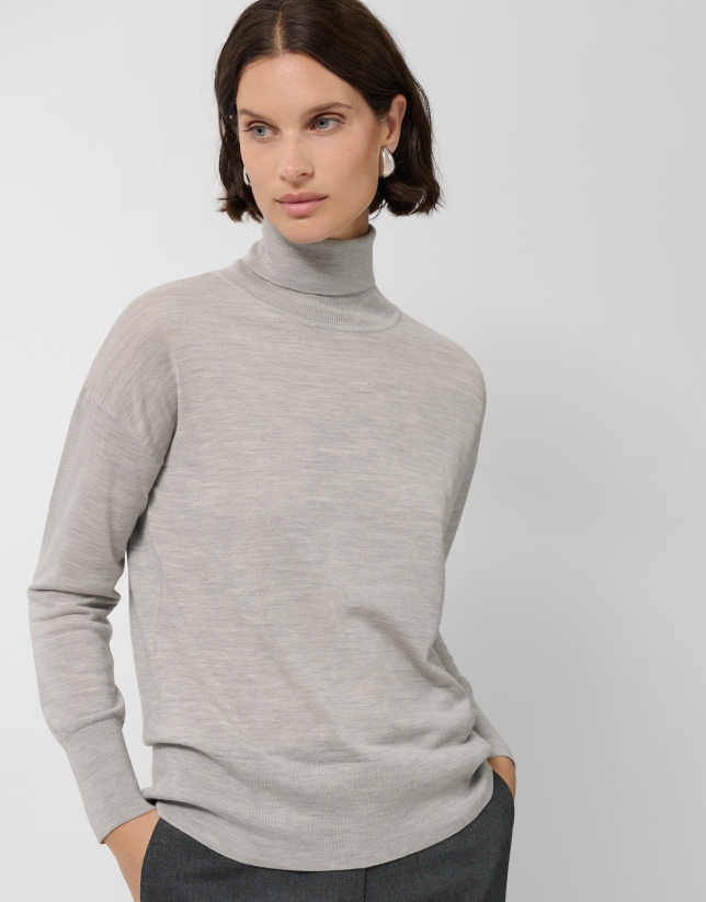 Jersey cuello cisne en punto fino de lana gris