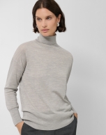 Jersey cuello cisne en punto fino de lana gris